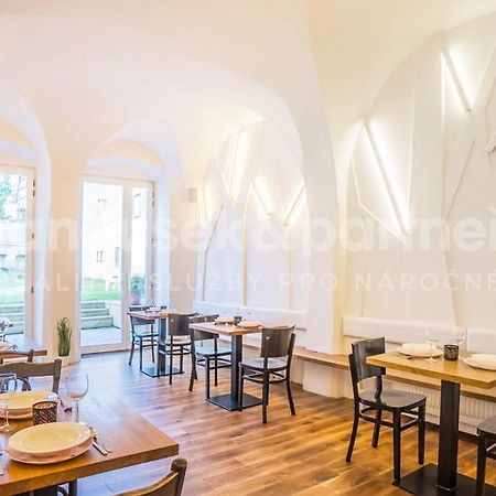 Penzion A Restaurace 14 Хостинне Экстерьер фото