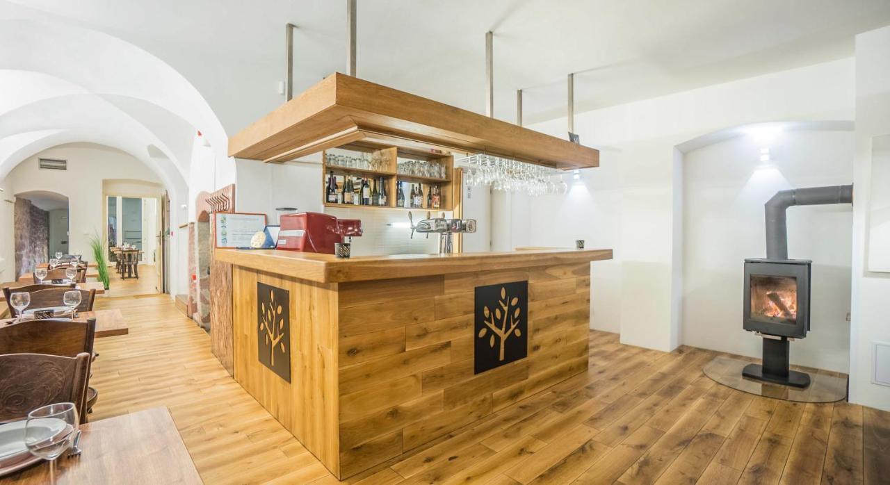 Penzion A Restaurace 14 Хостинне Экстерьер фото