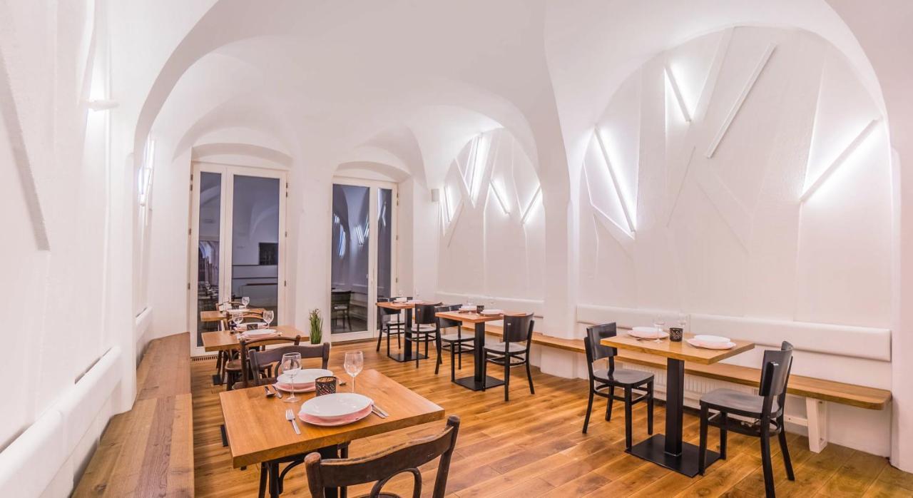 Penzion A Restaurace 14 Хостинне Экстерьер фото
